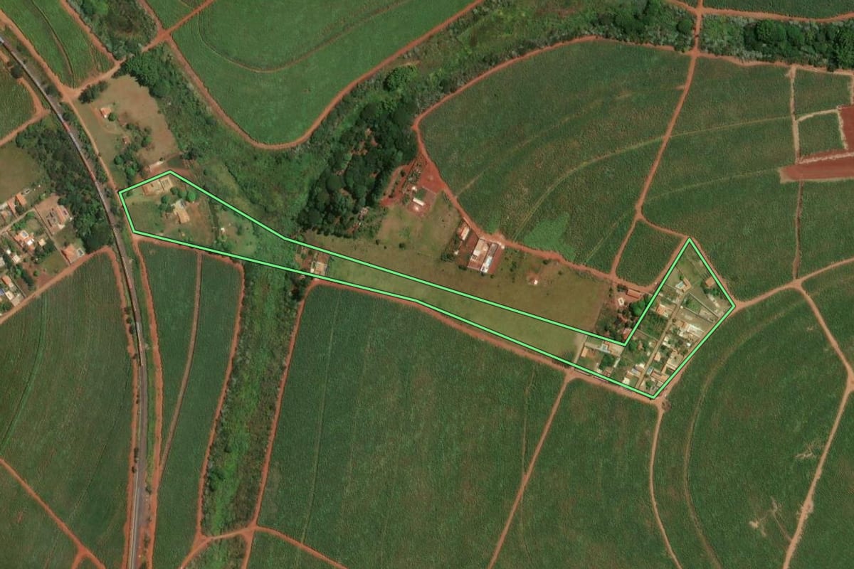 Imagem de satélite do imóvel rural em Ibaté (SP), com o contorno declarado no CAR desenhado por cima.