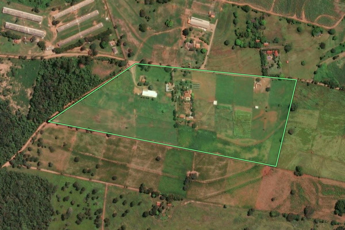 Imagem de satélite do imóvel rural em Ibaté (SP), com o contorno declarado no CAR desenhado por cima.