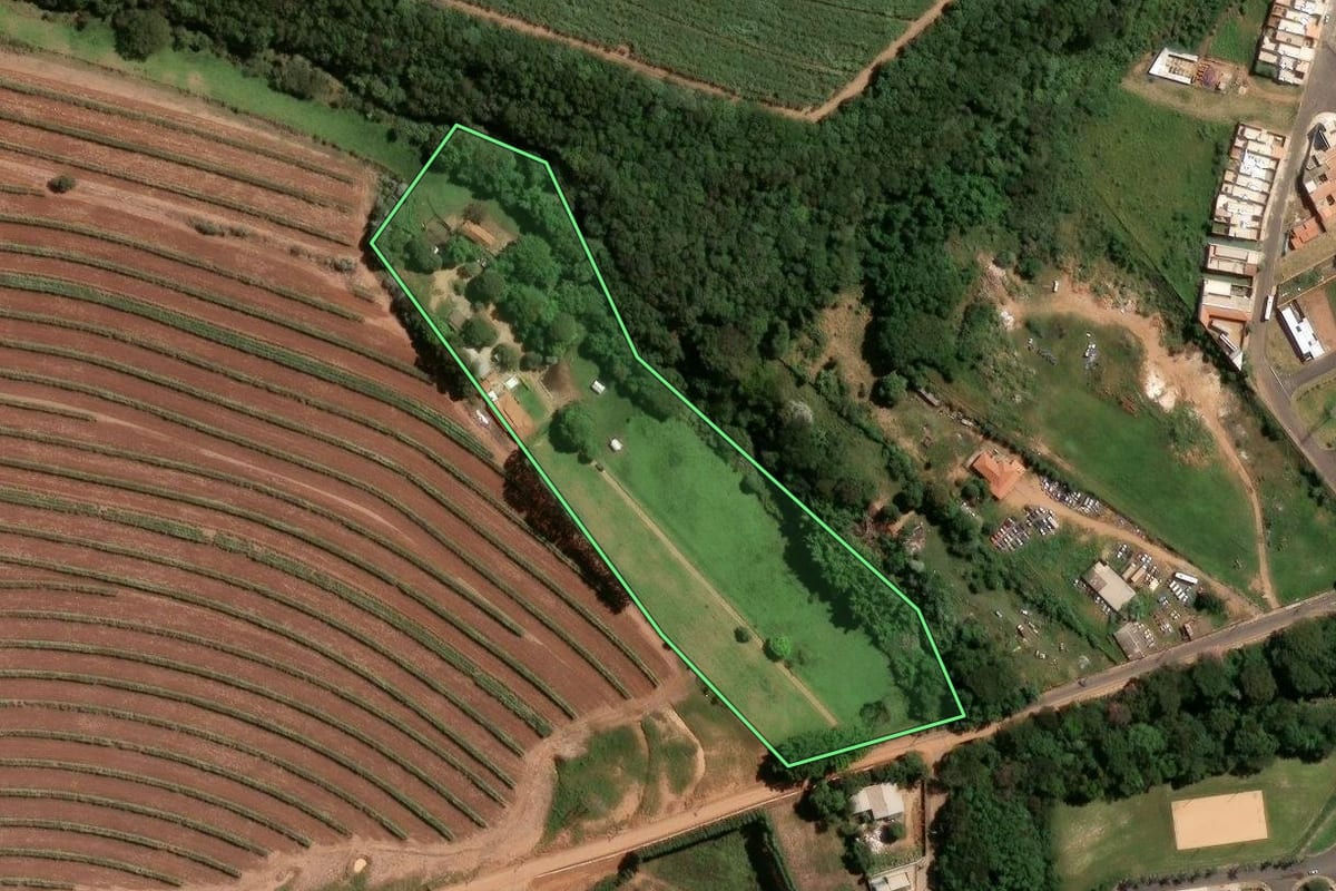 Imagem de satélite do imóvel rural em Ibaté (SP), com o contorno declarado no CAR desenhado por cima.