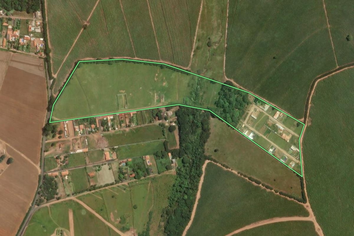 Imagem de satélite do imóvel rural em Ibaté (SP), com o contorno declarado no CAR desenhado por cima.