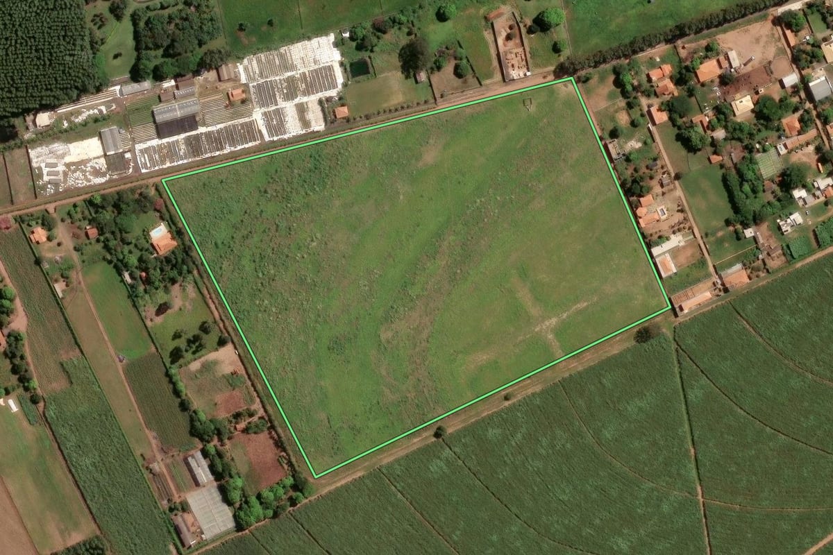 Imagem de satélite do imóvel rural em Ibaté (SP), com o contorno declarado no CAR desenhado por cima.