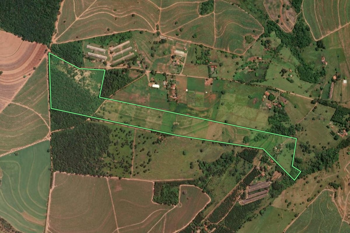 Imagem de satélite do imóvel rural em Ibaté (SP), com o contorno declarado no CAR desenhado por cima.