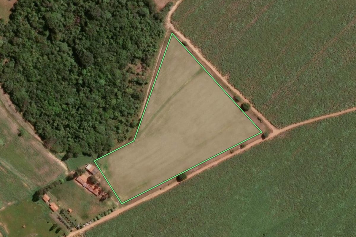 Imagem de satélite do imóvel rural em Ibaté (SP), com o contorno declarado no CAR desenhado por cima.