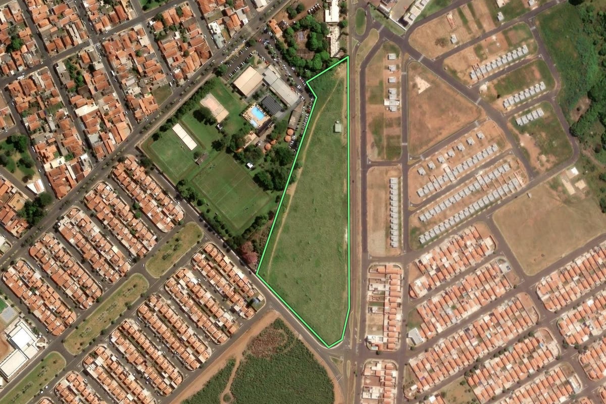 Imagem de satélite do imóvel rural em Ibaté (SP), com o contorno declarado no CAR desenhado por cima.
