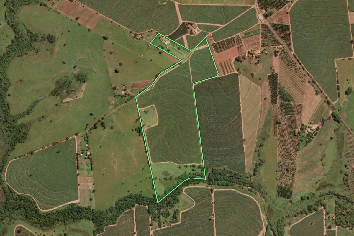 Imagem de satélite do imóvel rural em Ibirá (SP), com o contorno declarado no CAR desenhado por cima.