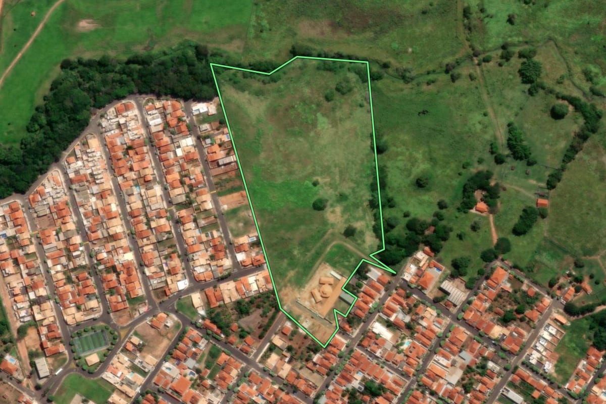 Imagem de satélite do imóvel rural em Ibirá (SP), com o contorno declarado no CAR desenhado por cima.