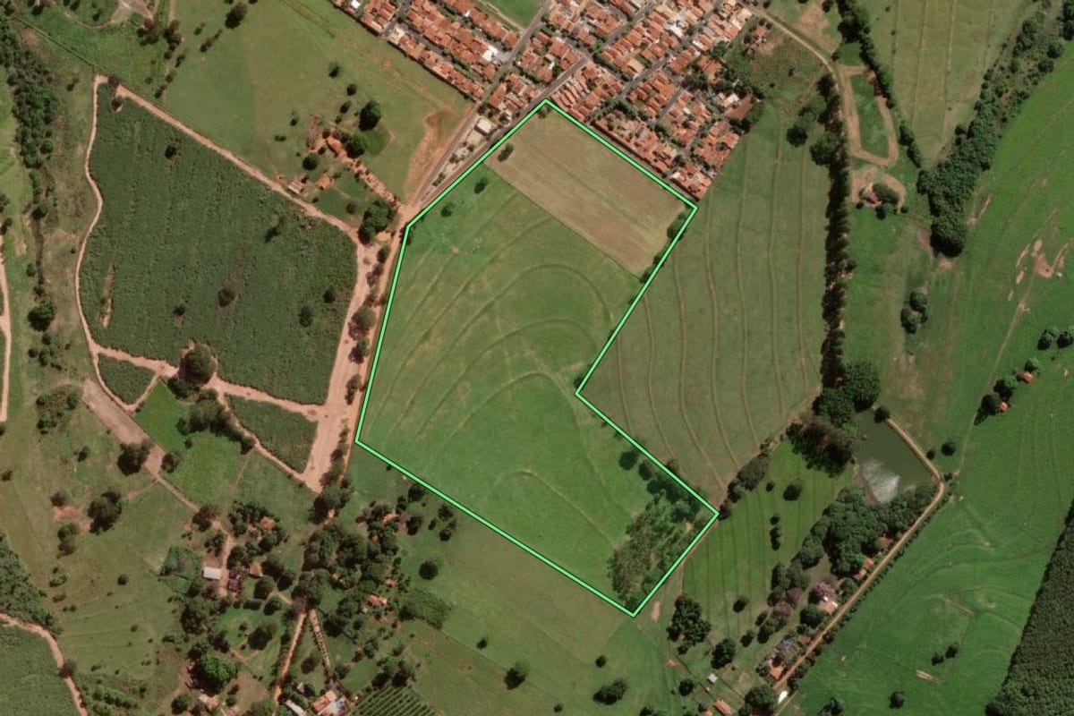 Imagem de satélite do imóvel rural em Ibirá (SP), com o contorno declarado no CAR desenhado por cima.