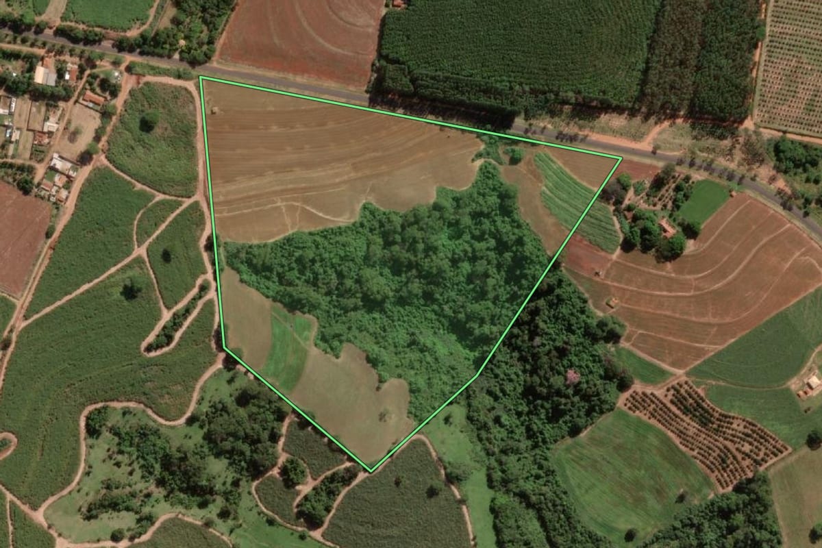 Imagem de satélite do imóvel rural em Ibirá (SP), com o contorno declarado no CAR desenhado por cima.