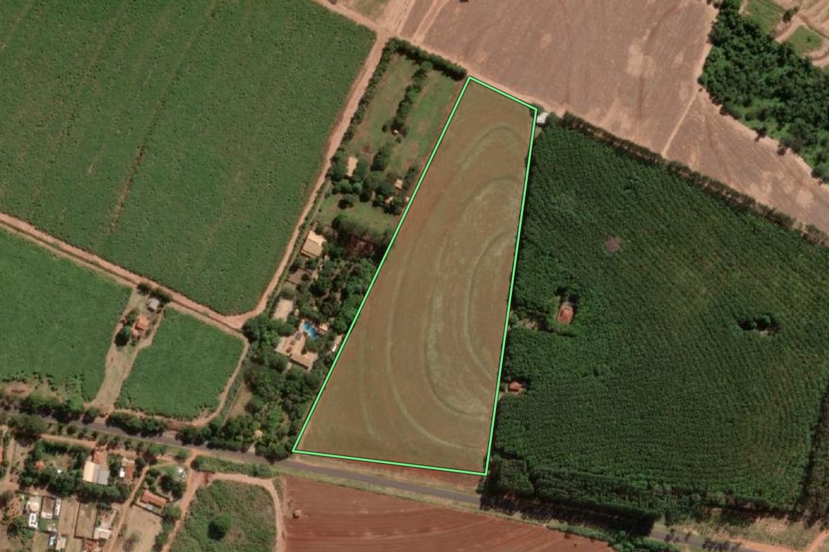 Imagem de satélite do imóvel rural em Ibirá (SP), com o contorno declarado no CAR desenhado por cima.