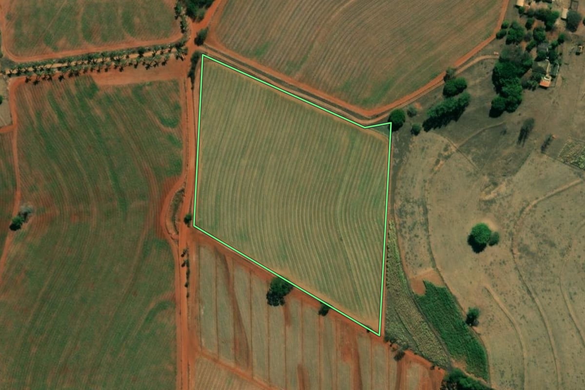 Imagem de satélite do imóvel rural em Ibirá (SP), com o contorno declarado no CAR desenhado por cima.