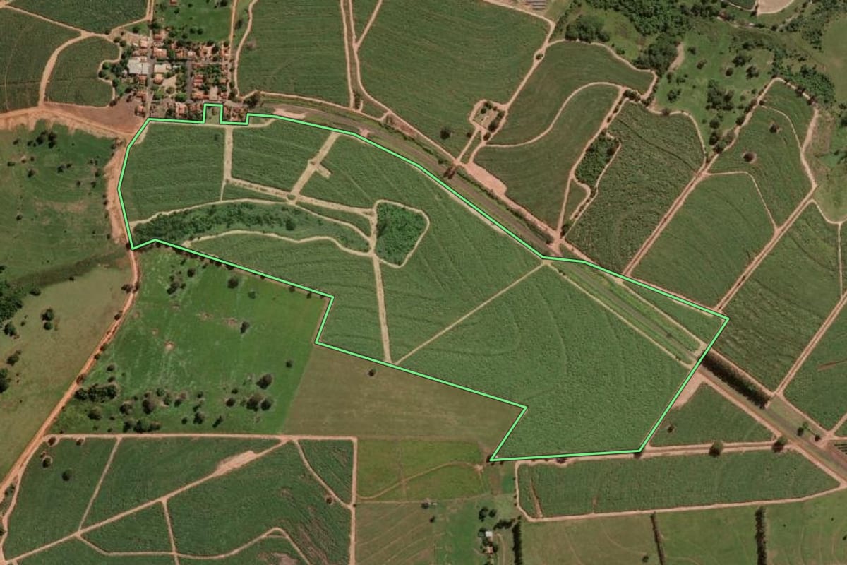 Imagem de satélite do imóvel rural em Ibirá (SP), com o contorno declarado no CAR desenhado por cima.