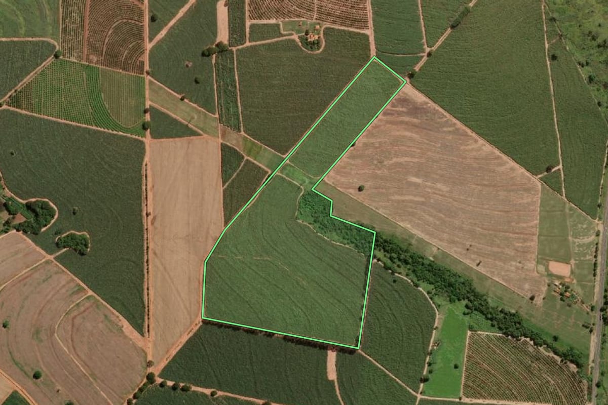 Imagem de satélite do imóvel rural em Ibirá (SP), com o contorno declarado no CAR desenhado por cima.