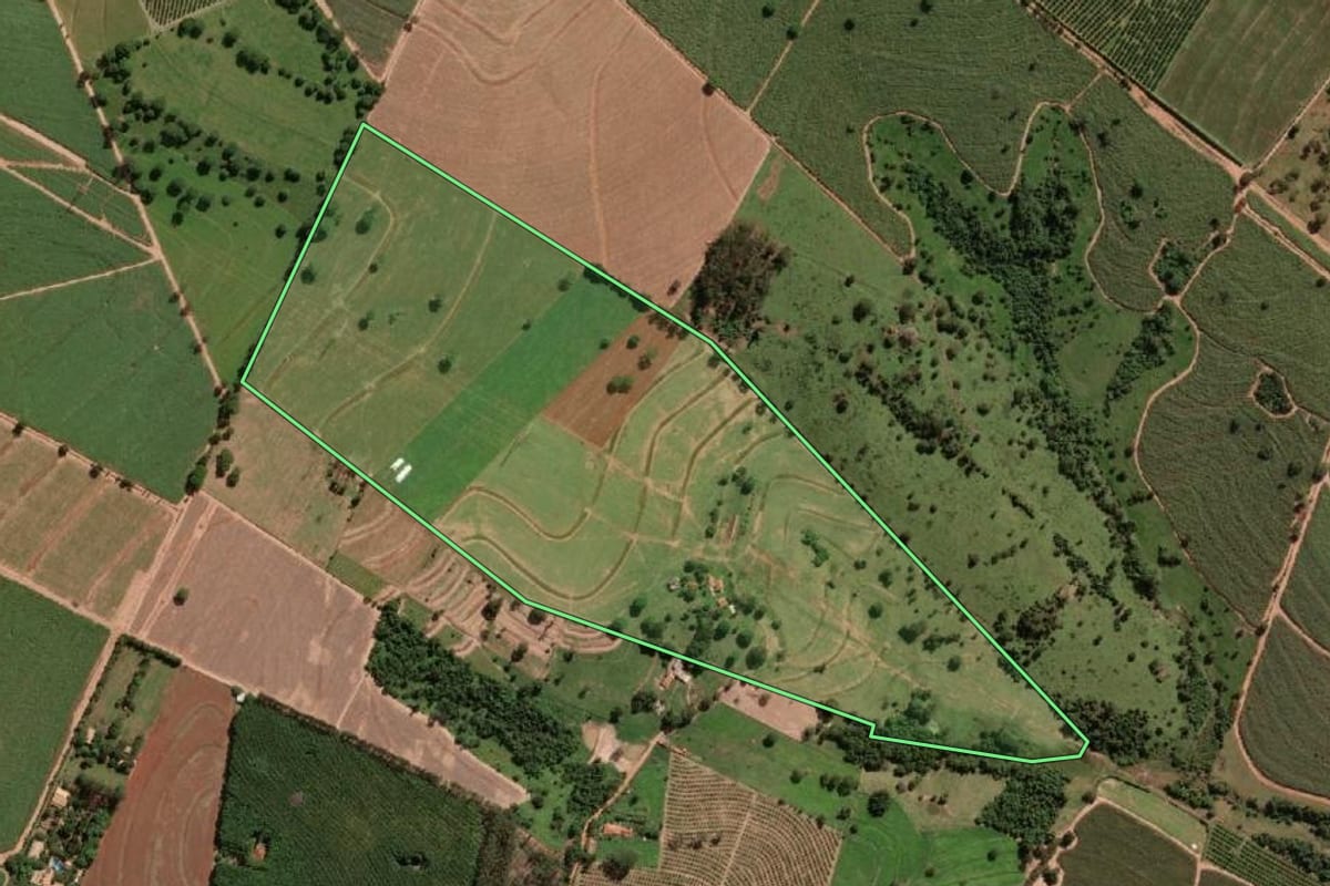 Imagem de satélite do imóvel rural em Ibirá (SP), com o contorno declarado no CAR desenhado por cima.