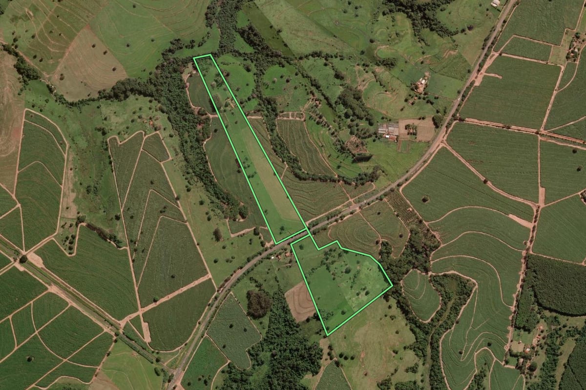 Imagem de satélite do imóvel rural em Ibirá (SP), com o contorno declarado no CAR desenhado por cima.