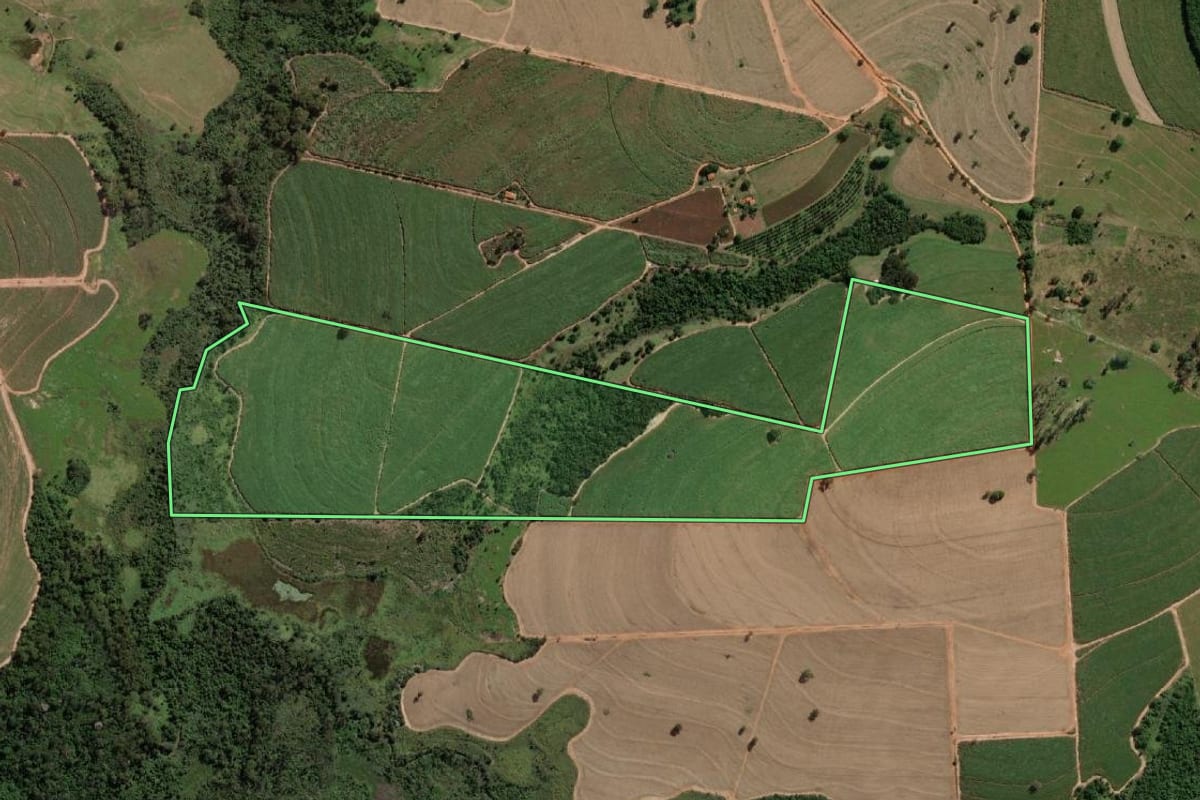 Imagem de satélite do imóvel rural em Ibirá (SP), com o contorno declarado no CAR desenhado por cima.