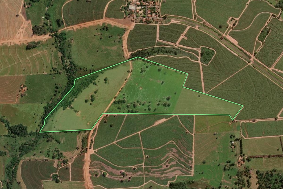Imagem de satélite do imóvel rural em Ibirá (SP), com o contorno declarado no CAR desenhado por cima.