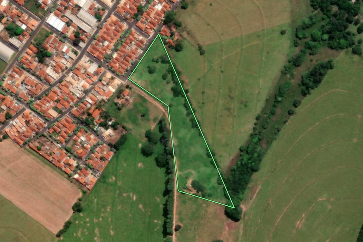 Imagem de satélite do imóvel rural em Ibirá (SP), com o contorno declarado no CAR desenhado por cima.
