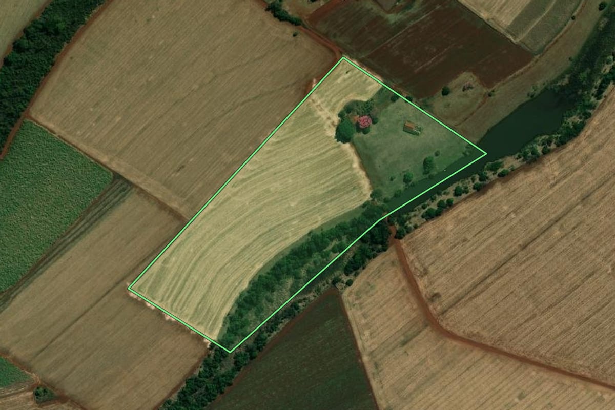 Imagem de satélite do imóvel rural em Ibirarema (SP), com o contorno declarado no CAR desenhado por cima.