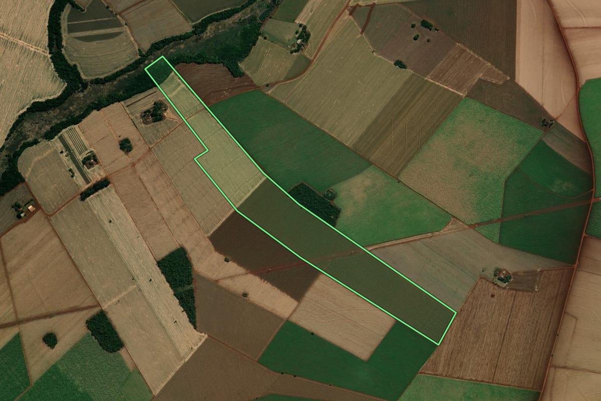 Imagem de satélite do imóvel rural em Ibirarema (SP), com o contorno declarado no CAR desenhado por cima.