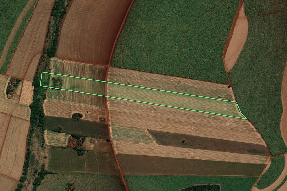 Imagem de satélite do imóvel rural em Ibirarema (SP), com o contorno declarado no CAR desenhado por cima.