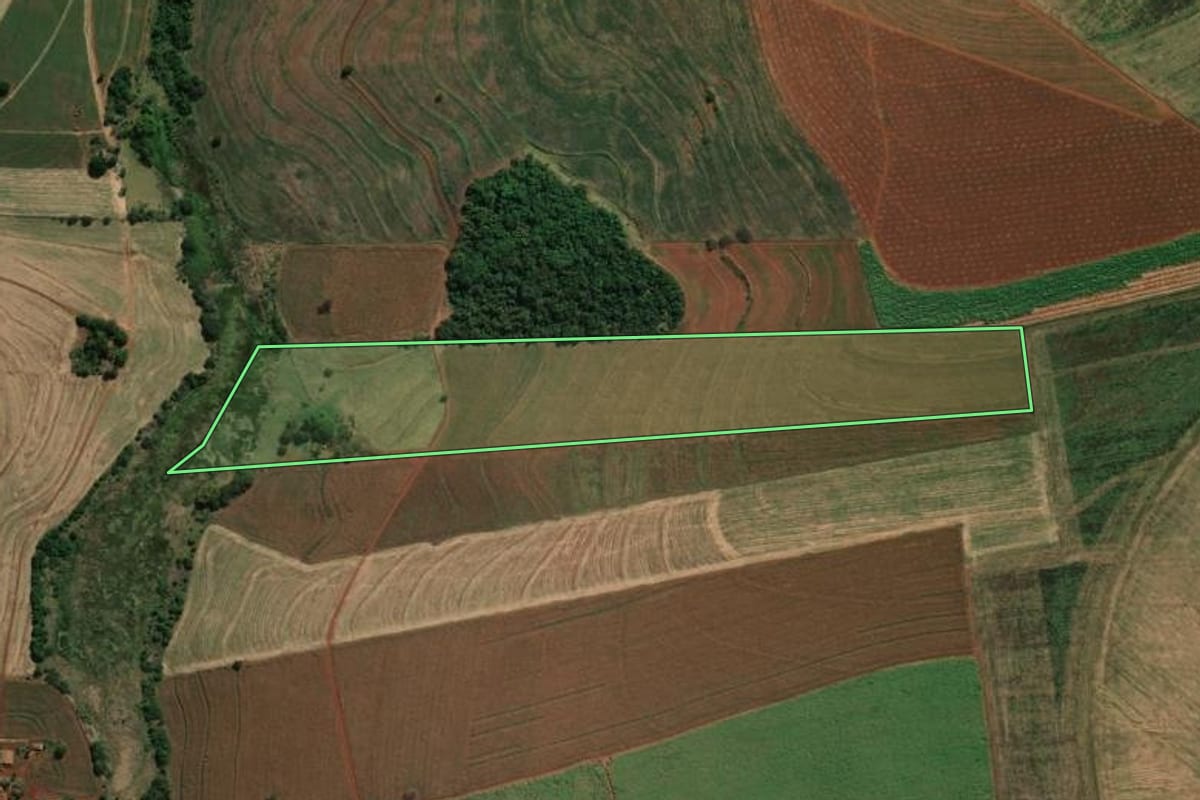 Imagem de satélite do imóvel rural em Ibirarema (SP), com o contorno declarado no CAR desenhado por cima.