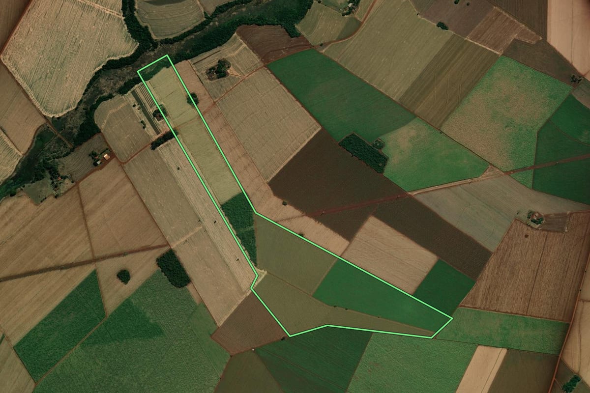 Imagem de satélite do imóvel rural em Ibirarema (SP), com o contorno declarado no CAR desenhado por cima.