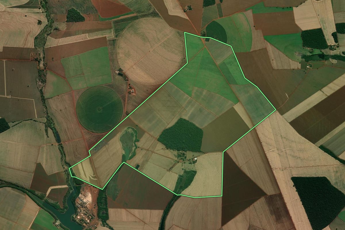 Imagem de satélite do imóvel rural em Ibirarema (SP), com o contorno declarado no CAR desenhado por cima.