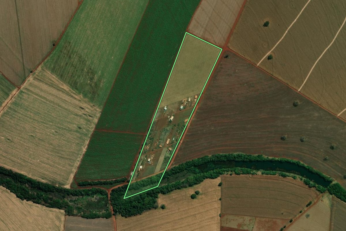 Imagem de satélite do imóvel rural em Ibirarema (SP), com o contorno declarado no CAR desenhado por cima.