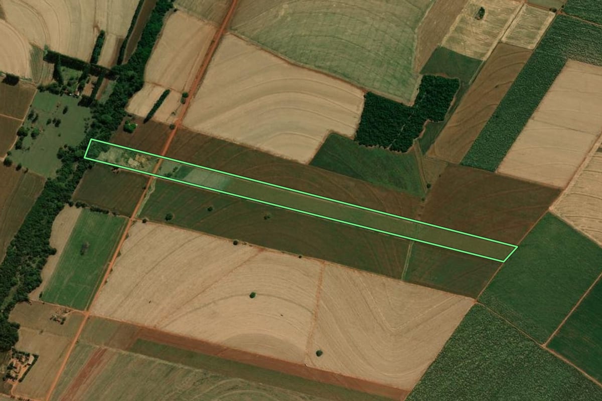 Imagem de satélite do imóvel rural em Ibirarema (SP), com o contorno declarado no CAR desenhado por cima.