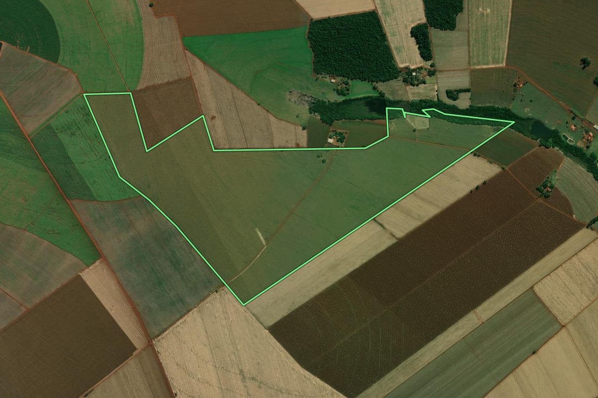 Imagem de satélite do imóvel rural em Ibirarema (SP), com o contorno declarado no CAR desenhado por cima.