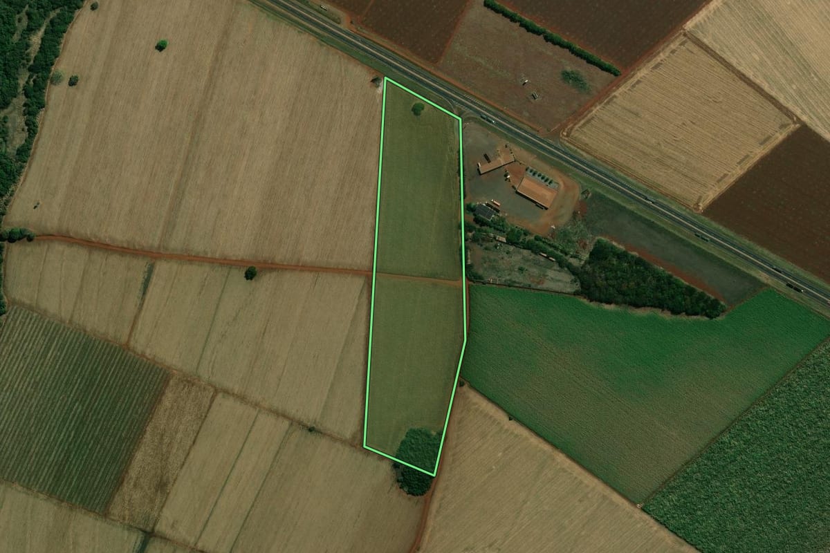 Imagem de satélite do imóvel rural em Ibirarema (SP), com o contorno declarado no CAR desenhado por cima.