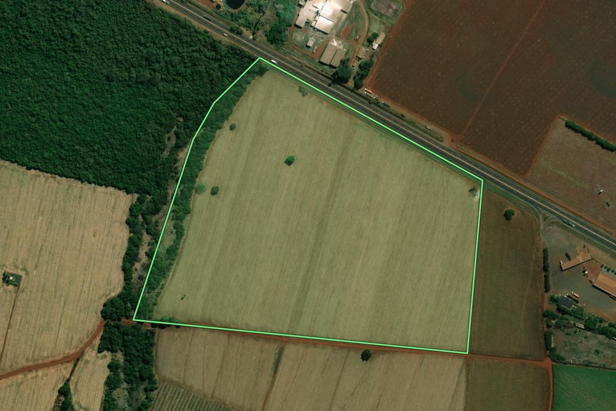 Imagem de satélite do imóvel rural em Ibirarema (SP), com o contorno declarado no CAR desenhado por cima.