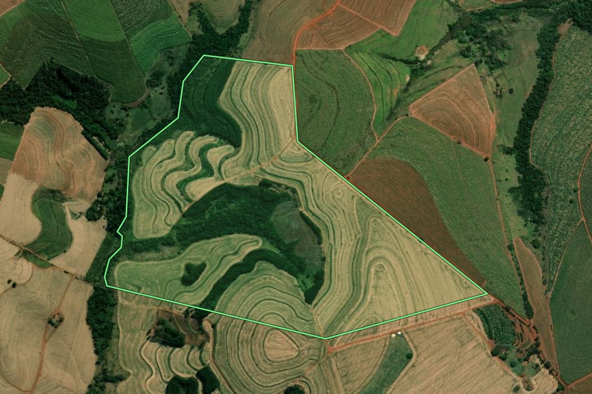 Imagem de satélite do imóvel rural em Ibirarema (SP), com o contorno declarado no CAR desenhado por cima.