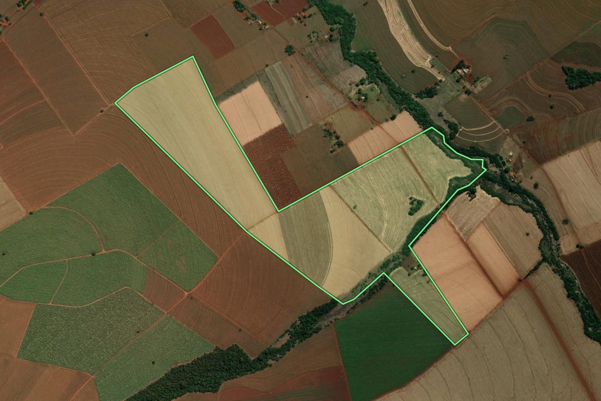 Imagem de satélite do imóvel rural em Ibirarema (SP), com o contorno declarado no CAR desenhado por cima.
