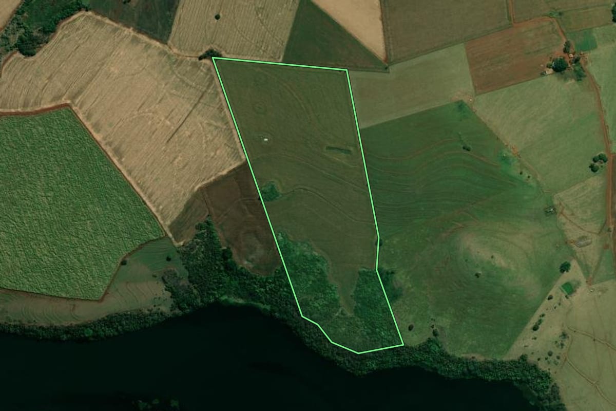 Imagem de satélite do imóvel rural em Ibirarema (SP), com o contorno declarado no CAR desenhado por cima.