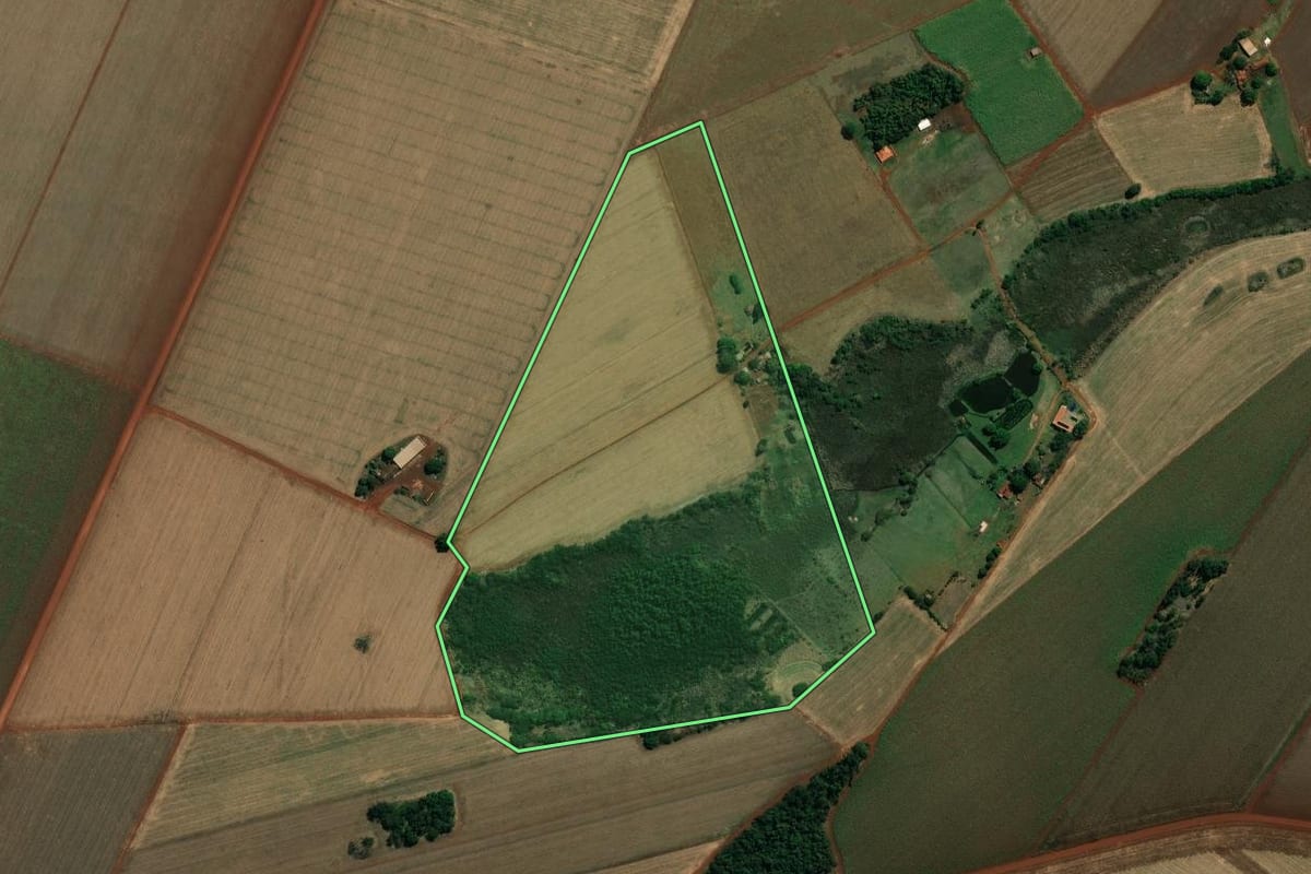 Imagem de satélite do imóvel rural em Ibirarema (SP), com o contorno declarado no CAR desenhado por cima.
