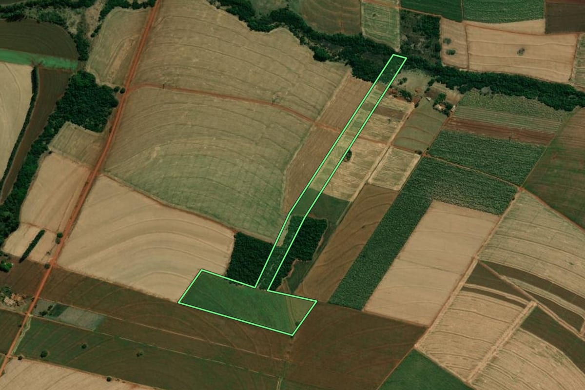 Imagem de satélite do imóvel rural em Ibirarema (SP), com o contorno declarado no CAR desenhado por cima.