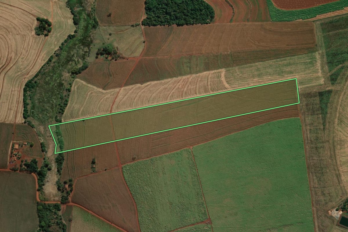 Imagem de satélite do imóvel rural em Ibirarema (SP), com o contorno declarado no CAR desenhado por cima.