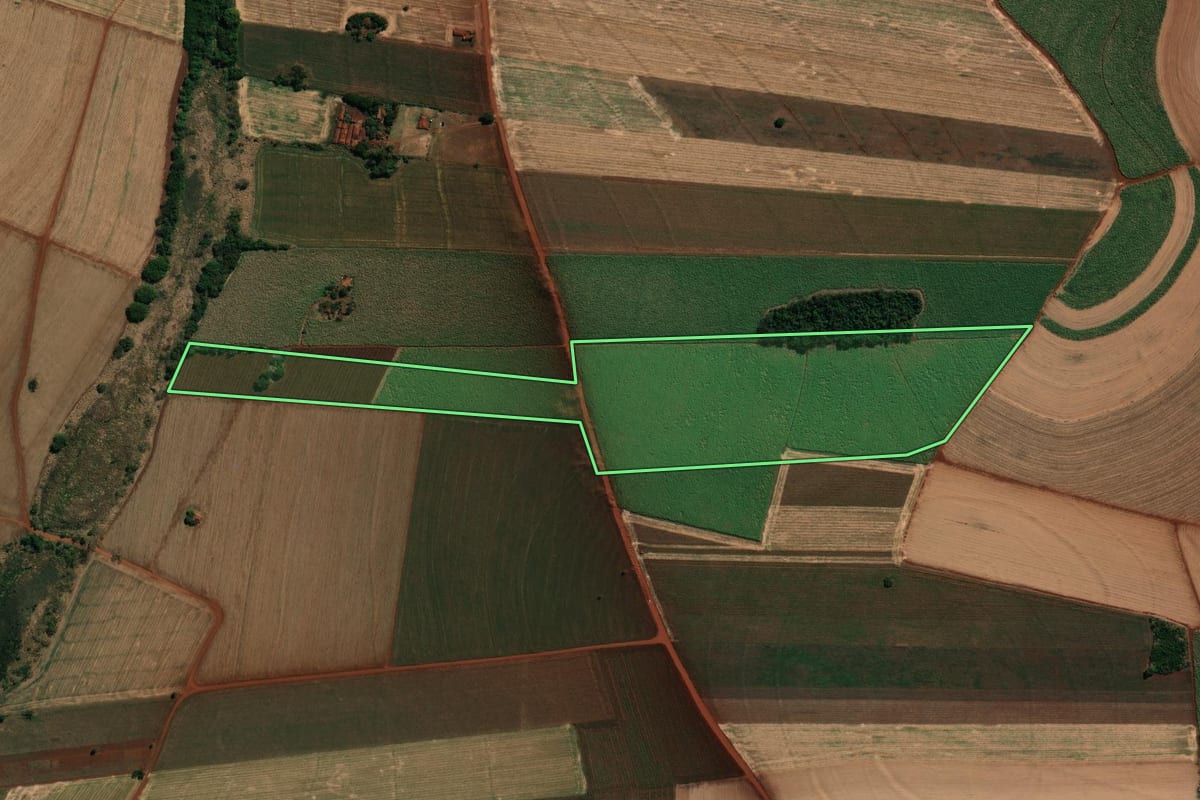 Imagem de satélite do imóvel rural em Ibirarema (SP), com o contorno declarado no CAR desenhado por cima.