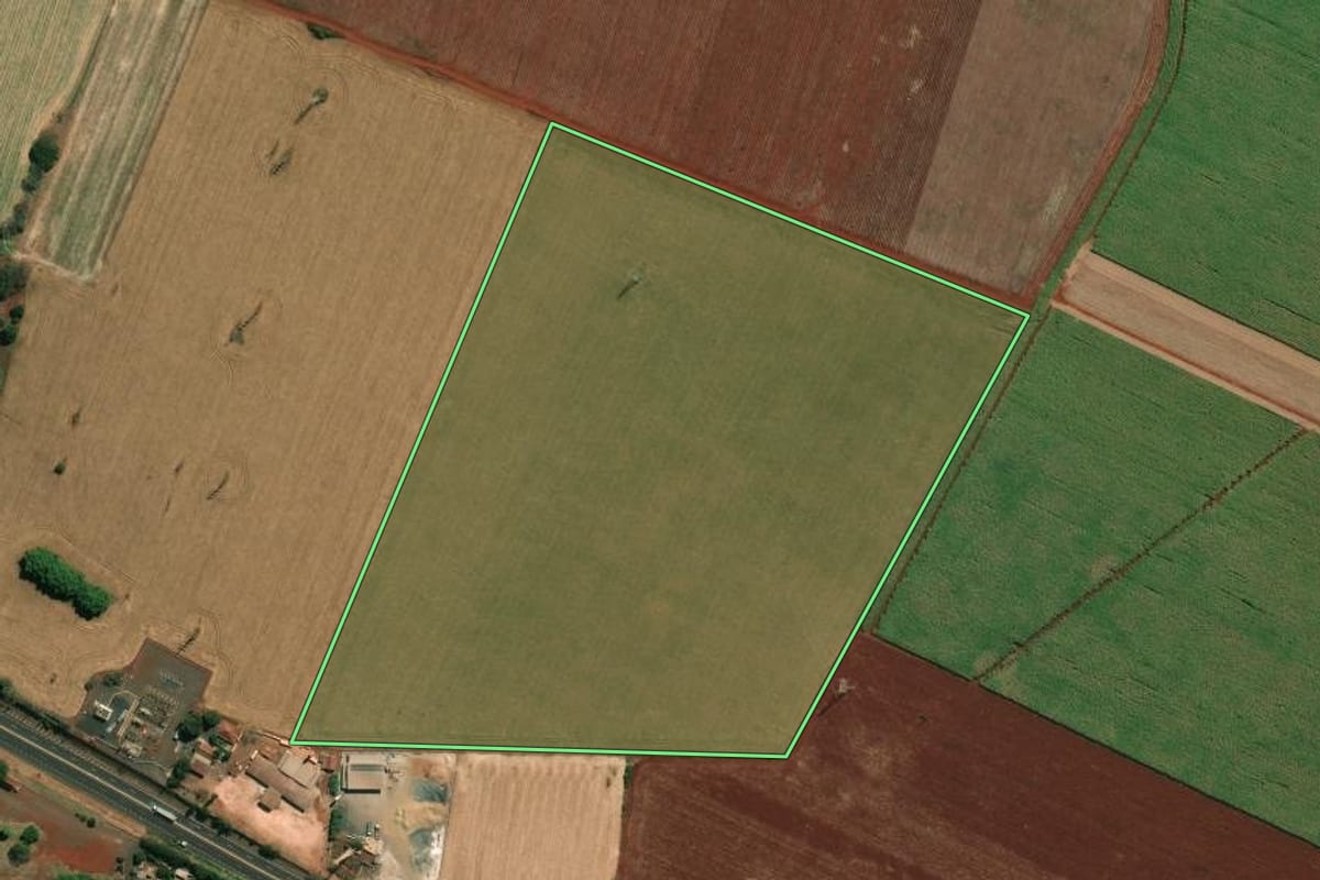Imagem de satélite do imóvel rural em Ibirarema (SP), com o contorno declarado no CAR desenhado por cima.