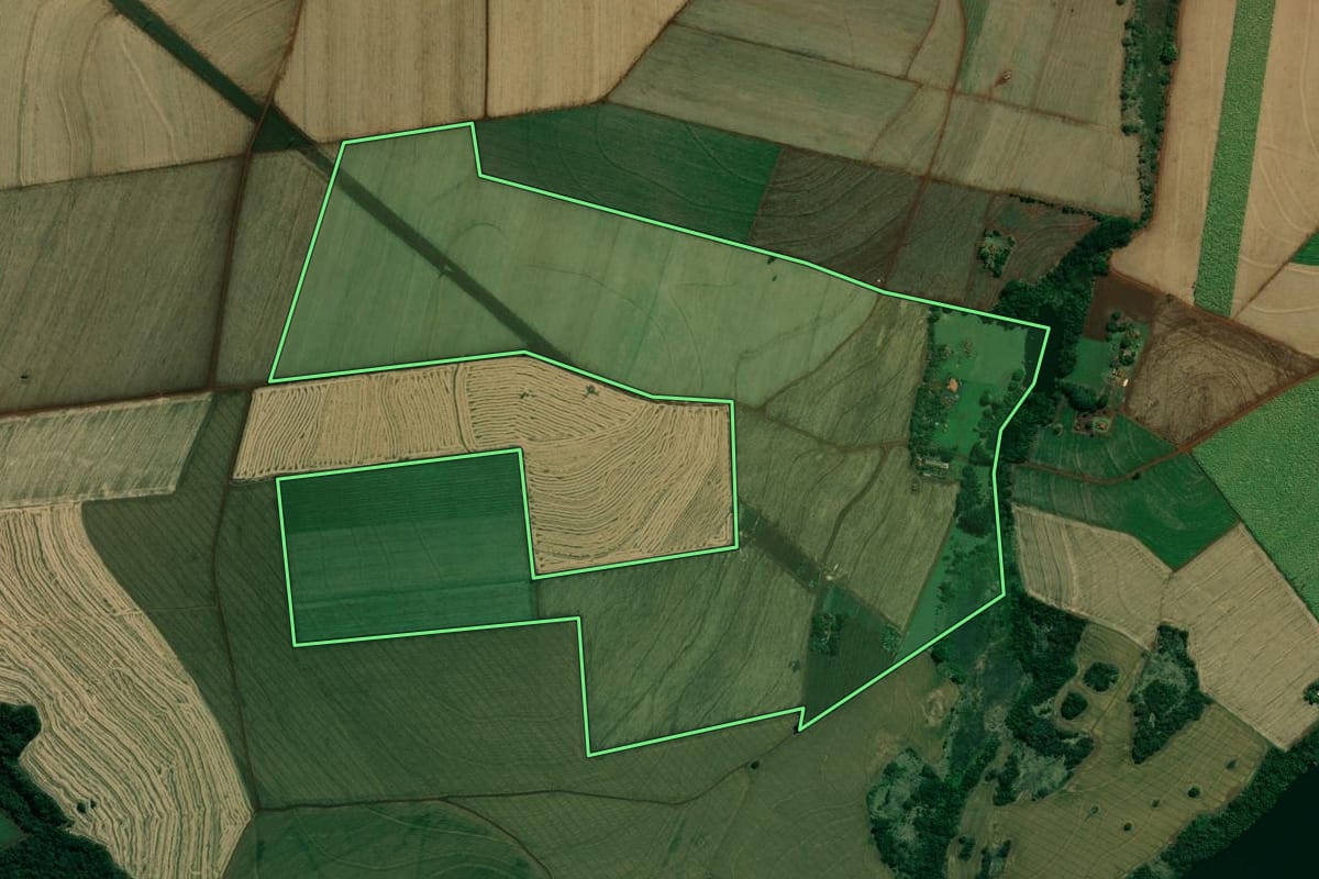 Imagem de satélite do imóvel rural em Ibirarema (SP), com o contorno declarado no CAR desenhado por cima.