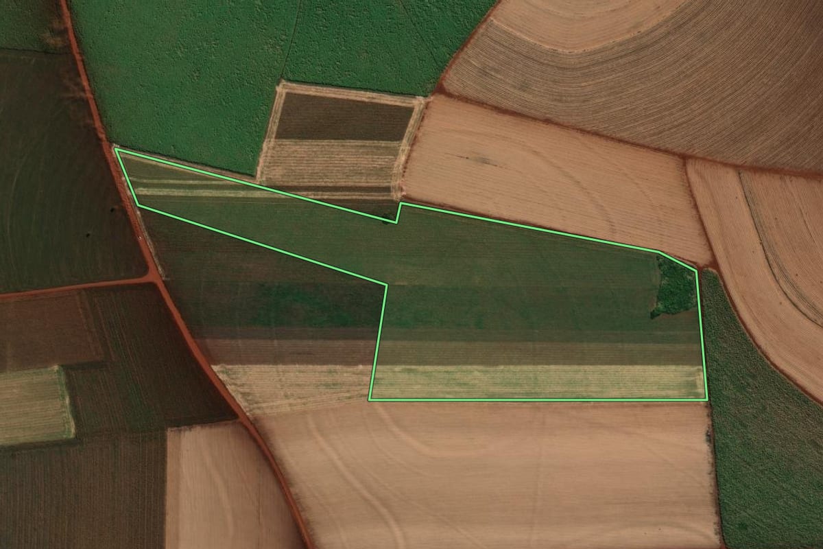 Imagem de satélite do imóvel rural em Ibirarema (SP), com o contorno declarado no CAR desenhado por cima.