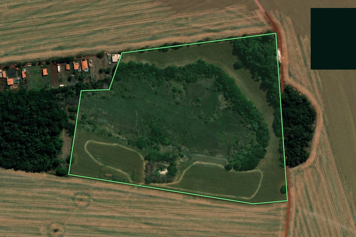 Imagem de satélite do imóvel rural em Ibirarema (SP), com o contorno declarado no CAR desenhado por cima.