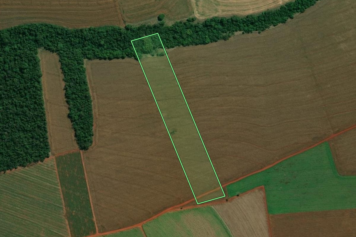 Imagem de satélite do imóvel rural em Ibirarema (SP), com o contorno declarado no CAR desenhado por cima.