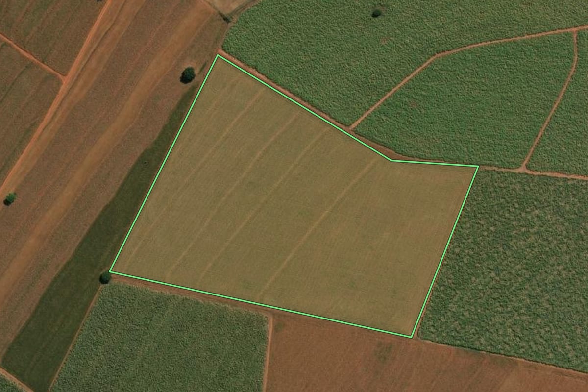 Imagem de satélite do imóvel rural em Ibirarema (SP), com o contorno declarado no CAR desenhado por cima.