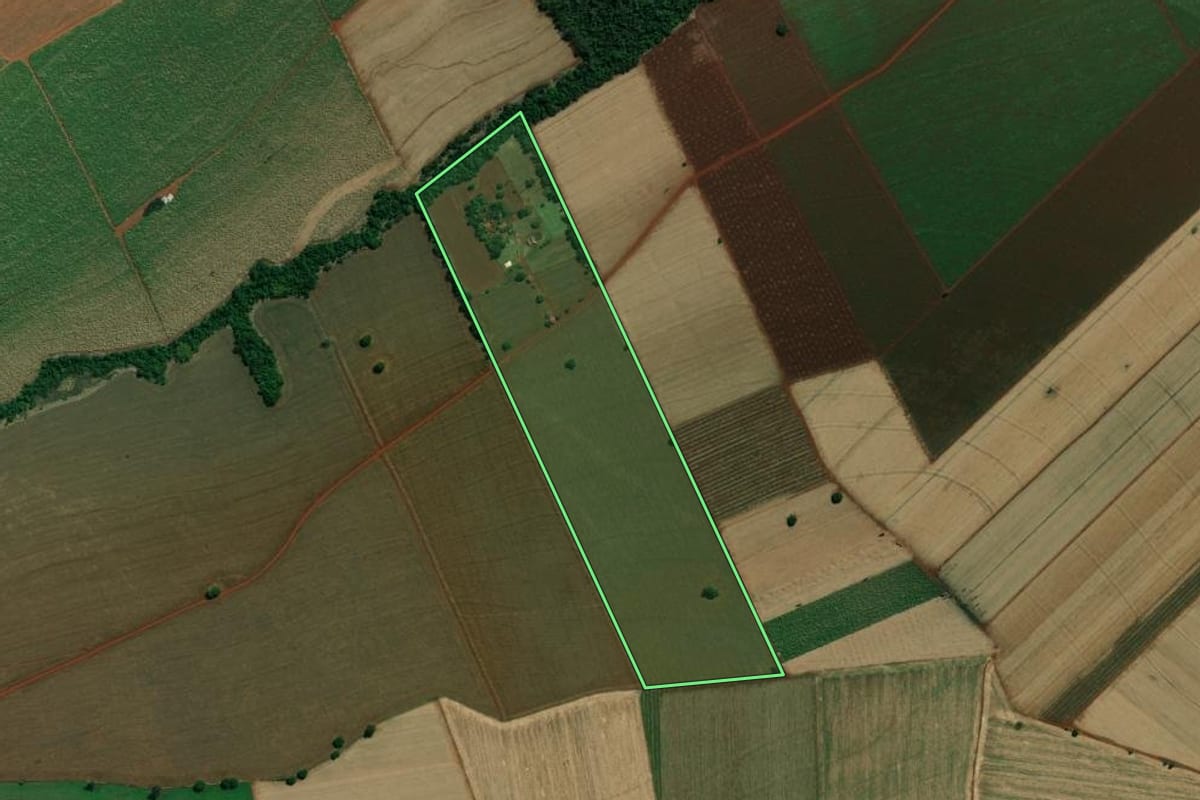 Imagem de satélite do imóvel rural em Ibirarema (SP), com o contorno declarado no CAR desenhado por cima.
