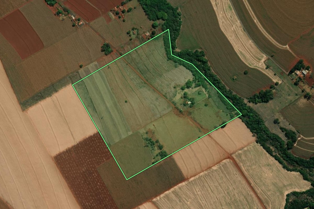 Imagem de satélite do imóvel rural em Ibirarema (SP), com o contorno declarado no CAR desenhado por cima.