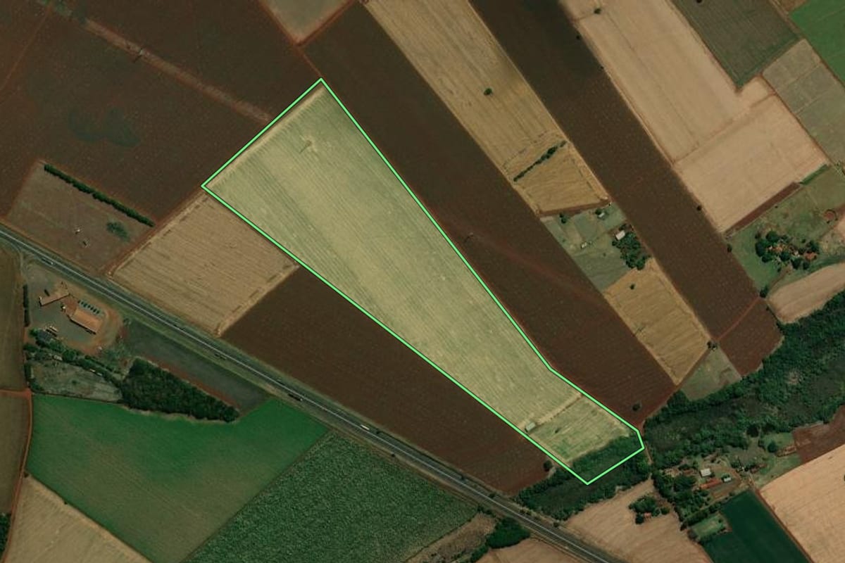 Imagem de satélite do imóvel rural em Ibirarema (SP), com o contorno declarado no CAR desenhado por cima.