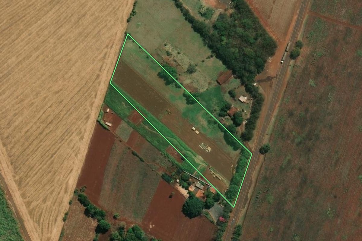Imagem de satélite do imóvel rural em Ibirarema (SP), com o contorno declarado no CAR desenhado por cima.