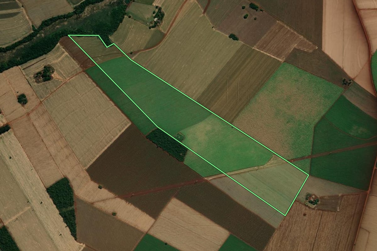 Imagem de satélite do imóvel rural em Ibirarema (SP), com o contorno declarado no CAR desenhado por cima.